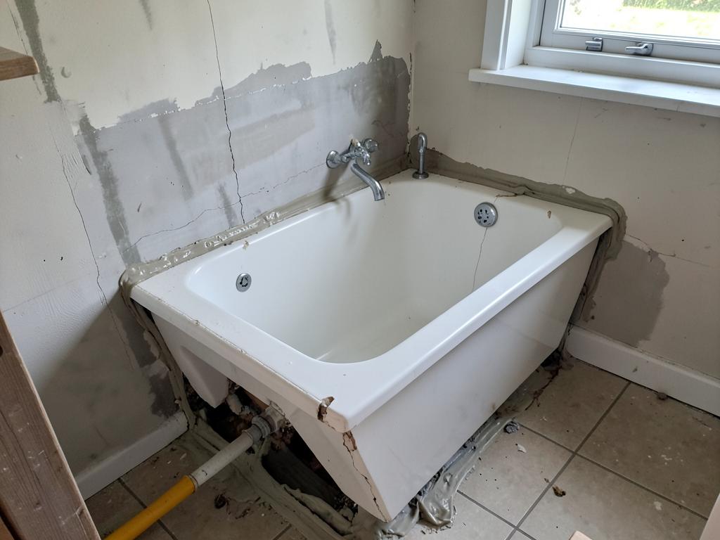 Baignoire mal installée, silicone bâclé