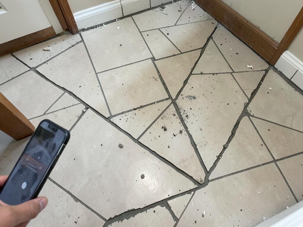 Carrelage au sol mal posé, carreaux qui se décollent
